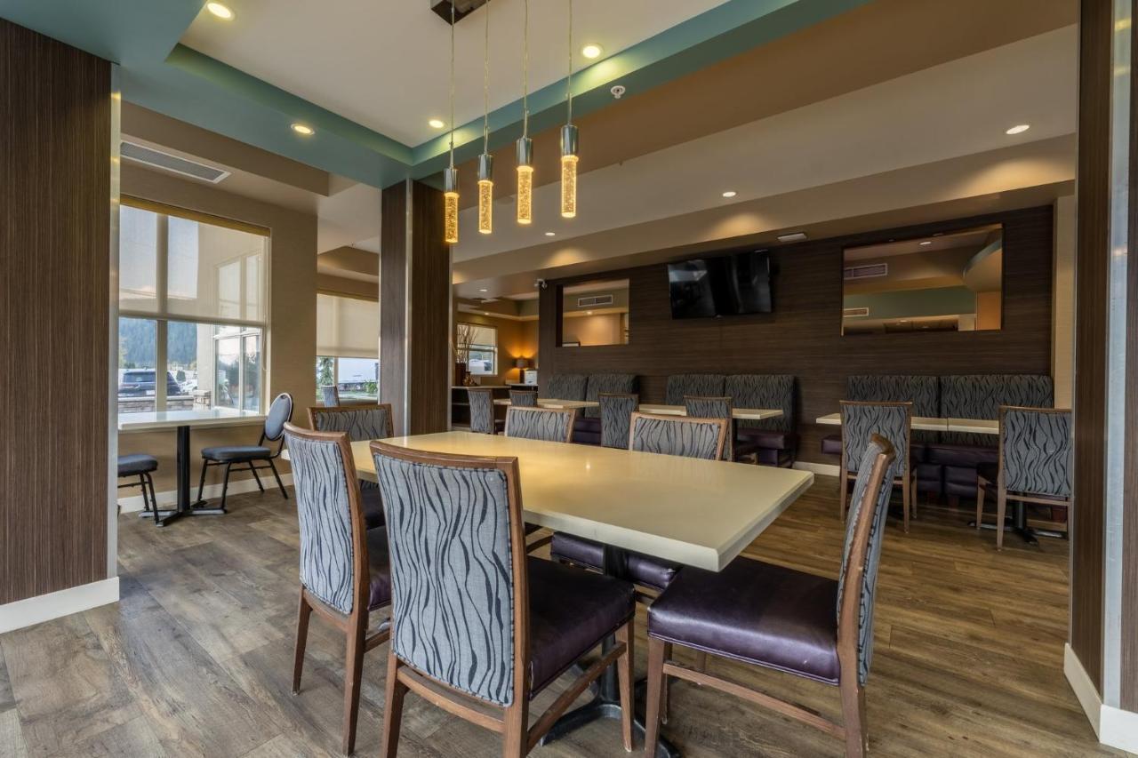Holiday Inn Express Golden-Kicking Horse By Ihg Exteriér fotografie