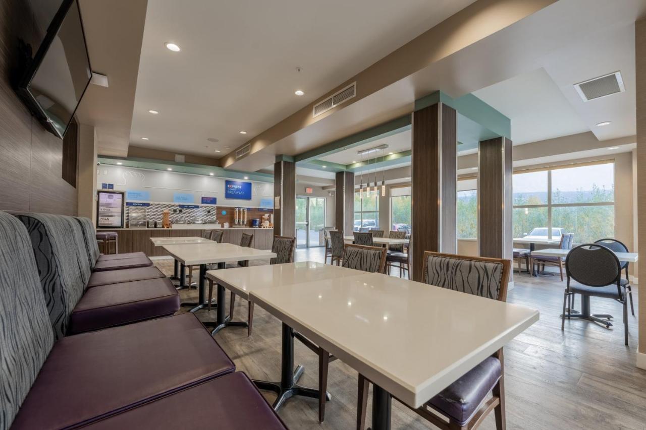 Holiday Inn Express Golden-Kicking Horse By Ihg Exteriér fotografie