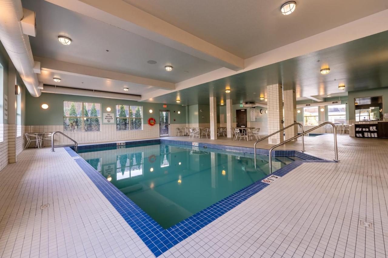 Holiday Inn Express Golden-Kicking Horse By Ihg Exteriér fotografie