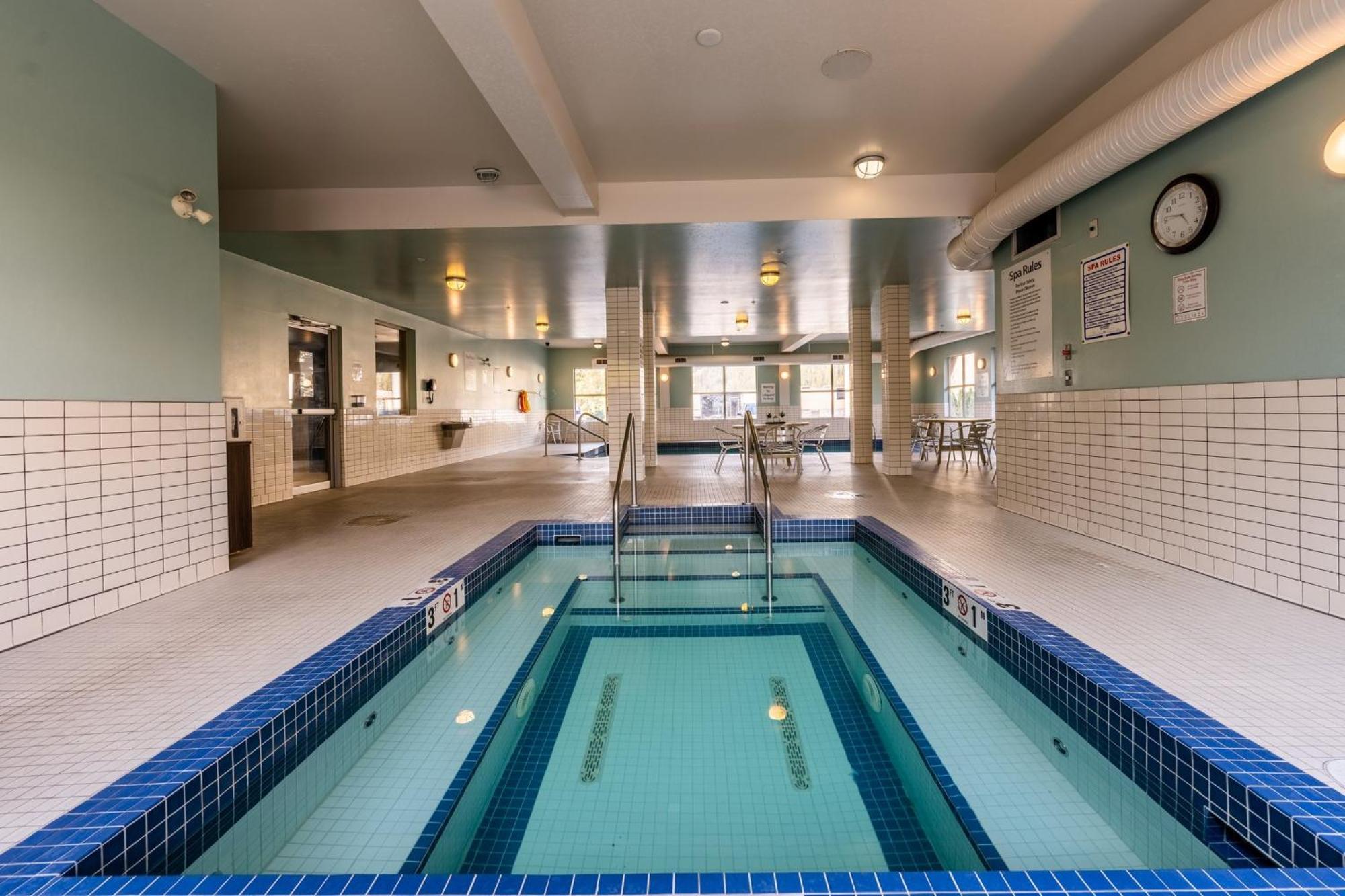 Holiday Inn Express Golden-Kicking Horse By Ihg Exteriér fotografie