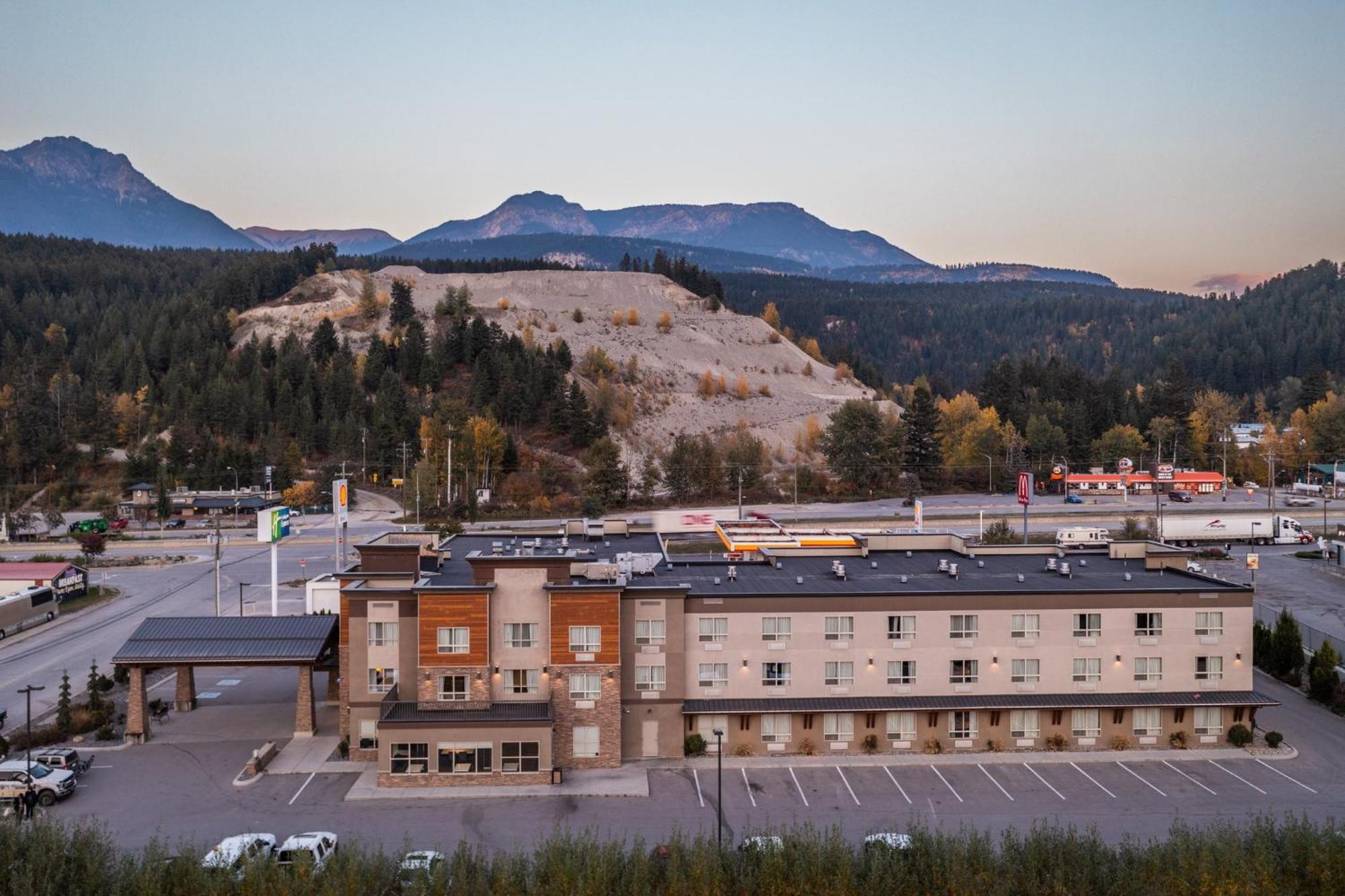 Holiday Inn Express Golden-Kicking Horse By Ihg Exteriér fotografie