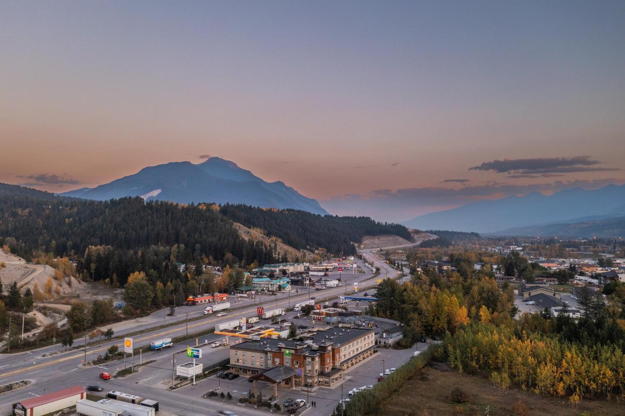 Holiday Inn Express Golden-Kicking Horse By Ihg Exteriér fotografie
