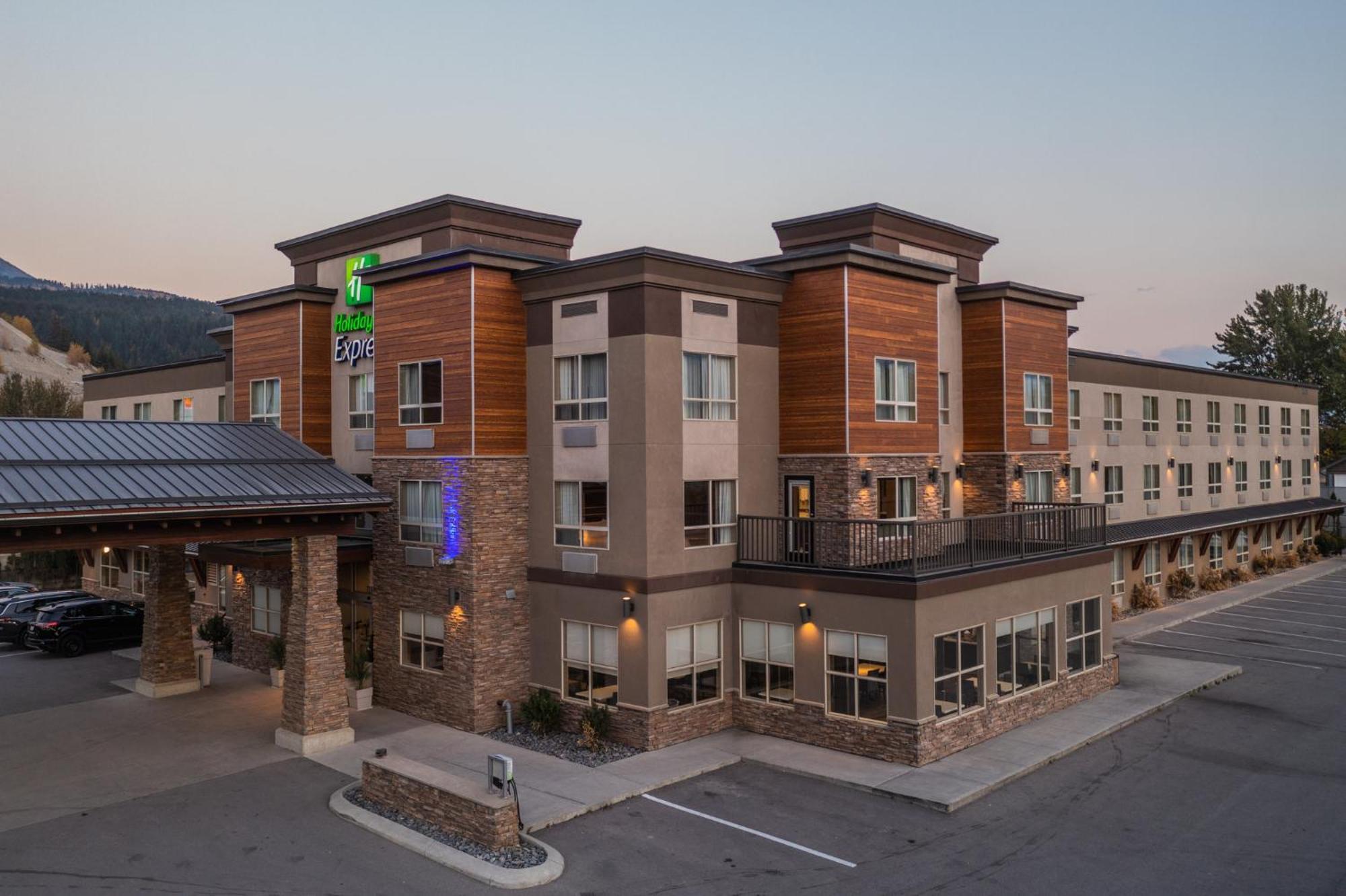 Holiday Inn Express Golden-Kicking Horse By Ihg Exteriér fotografie