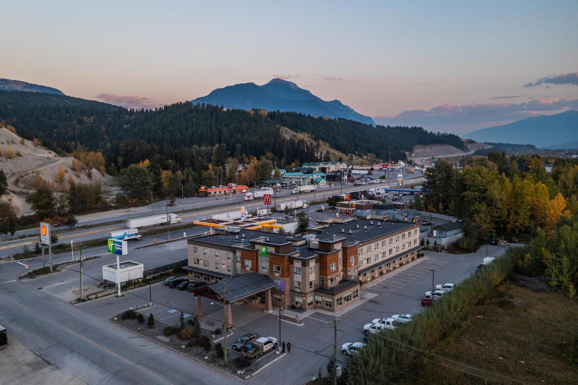 Holiday Inn Express Golden-Kicking Horse By Ihg Exteriér fotografie